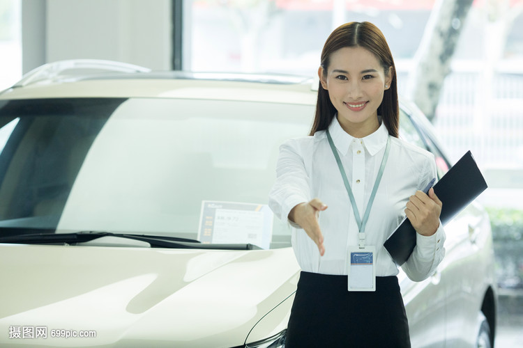 女性汽车销售介绍汽车